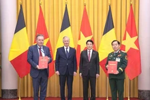 Генерал-лейтенант Нгуен Хыу Тьинь (крайний справа) и Министр, Глава Брюссельского столичного региона Бельгии (крайний слева) в присутствии Короля Бельгии Филиппа и Президента Вьетнама Лыонг Кыонга обменялись Соглашением о принципах поддержки жертв «Агента Оранж»/диоксина во Вьетнаме.