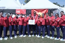 Вьетнамские гребцы завоевали золотую медаль в гонке на лодках-десятках среди женщин на дистанции 500 м.