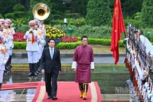 Президент Лыонг Кыонг и Король Джигме Кхесар Намгьял Вангчук обходят строй почетного караула Вьетнамской народной армии.