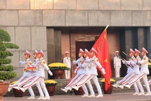 Почетный караул проходит парадом перед Мавзолеем Президента Хо Ши Мина. (Фото: ВИА)