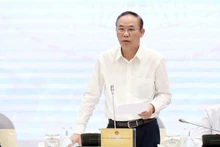 Заместитель министра сельского хозяйства и окружающей среды Фунг Дык Тьен отвечает на вопросы журналистов информационных агентств и средств массовой информации. (Фото: ВИА)