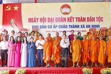 Председатель Национального собрания Чан Тхань Ман с делегатами. (Фото: ВИА)