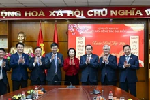 [Фото] Председатель НС Чан Тхань Ман провел рабочие встречи с комитетами Национального собрания