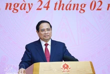 Премьер-министр Фам Минь Тьинь поздравляет выдающихся экспертов и учёных в области здравоохранения. (Фото: ВИА)