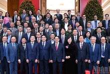 [Фото] Премьер-министр Фам Минь Тьинь встретился с выдающимися учеными в сфере здравоохранения