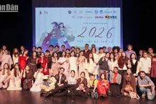 Коллективное памятное фото вьетнамской общины и международных друзей на мероприятии в городе Ренн.