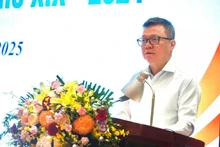 Товарищ Ле Куок Минь выступает с речью.