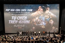 Фильм «Смертельная битва в воздухе» (Tử chiến trên không) отражает результативное сотрудничество между кинематографом сил общественной безопасности и частными компаниями. (Фото: съемочная группа фильма)