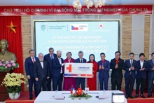 Церемония передачи помощи жителям, пострадавшим от наводнений во Вьетнаме.