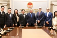 Представители двух сторон на встрече.