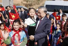 Генеральный секретарь То Лам с учащимися Межуровневой начальной и средней школы-интерната Сипафин. (Фото: ВИА)