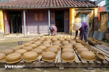 Пользуясь последними сухими солнечными днями в конце года, жители деревни выносят готовые изделия бытового назначения для сушки вдоль дорожек и на территории общинного дома. В 2025 году ремесленная деревня приняла более 250 тысяч посетителей, подтвердив устойчивую жизнеспособность культурного наследия в условиях современной жизни. (Фото: Вьетнам+)