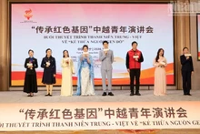 Молодые люди двух стран совместно исполняют «Песню дружбы молодежи Вьетнама и Китая».