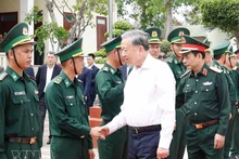 Генсекретарь То Лам, секретарь Центральной военной комиссии, посетил и поздравил с Тэтом офицеров и солдат пограничных войск Эа-х’лео, провинция Даклак. (Фото: ВИА)