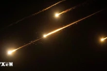 Световые следы в небе над Иерусалимом во время ракетной атаки Ирана на Израиль вечером 13 июня 2025 года. Фото: Синьхуа/ВИА