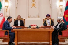 Султан Омана Хайтам бин Тарик Аль Саид (справа, сзади) и Президент Ирана Масуд Пезешкиан (слева, сзади) участвуют в церемонии подписания соглашения в Маскате (Оман), 27 мая 2025 года. (Источник: Синьхуа)