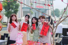 Студенты Вьетнамско-японского университета с энтузиазмом участвуют в программе «Вьетнамско-японский Тэт – 2026».