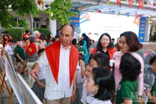 Посол Кубы во Вьетнаме Рохелио Поланко Фуэнтес посещает выставку картин, посвященную 65-летию установления вьетнамско-кубинских отношений, во Вьетнамско-кубинской начальной школе. (Фото: Кхань Лан)