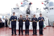 Руководство военно-морской базы Гуанчжоу посещает корабль 015 «Чан Хынг Дао».