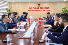 Заместитель министра Нгуен Шинь Нят Тан провёл рабочую встречу с госпожой Хелене Будлигер Артиеда, государственным секретарём, руководителем Федерального управления экономики Швейцарии. (Фото: moit.gov.vn)