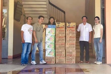 Руководство общины Куангдиен от имени школ, расположенных в зоне затопления, приняло 3 000 тетрадей и 2 000 ручек от корреспондентов газеты «Нянзан» и благотворителей.