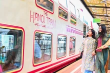 Туристы знакомятся с туристическим продуктом Ханоя — поездом «Пять ворот». (Фото: nhandan.vn)