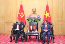 Товарищ Нгуен Суан Тханг принимает Посла Сингапура во Вьетнаме Джаю Ратнама. (Фото: Фам Кыонг)