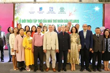 Делегаты фотографируются на память. (Фото: Посольство Беларуси во Вьетнаме)