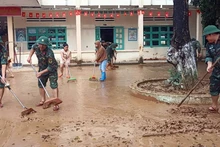 Военнослужащие помогают местным жителям проводить дезинфекцию школ, рынков и общественных мест после наводнения. (Фото: ВИА)