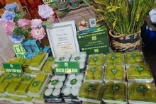 Продукция «ком Мок Хюен» и «ком Вонг Ханоя» представлена на первой Осенней ярмарке – 2025, проходящей в Национальном выставочном центре (Донгань, Ханой) с 25 октября по 4 ноября 2025 года. (Фото: ВИА)