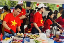 Сотрудники Посольства Вьетнама готовят сэндвичи «баньми» для гостей. (Фото: предоставлено Посольством)