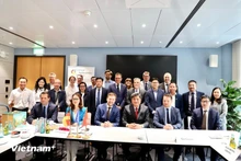 Заместитель министра сельского хозяйства и охраны окружающей среды Вьетнама Чан Тхань Нам фотографируется с представителями немецких ассоциаций и предприятий на беседе по налаживанию торговых связей в сфере сельскохозяйственной, лесной и рыбной продукции между Вьетнамом и Германией, май 2025 года. (Фото: vietnamplus.vn)
