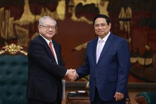 Премьер-министр Фам Минь Тьинь принимает Нисимуру Тэйити, председателя Общества японско-вьетнамской дружбы региона Кансай (Япония). (Фото: ВИА)