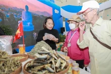 Посетители знакомятся с отечественной продукцией на Осенней ярмарке 2025 года. (Фото: ВИА)