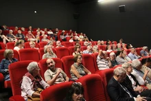 Французские зрители на премьере документального фильма «Руки, хранящие традиционный огонь».