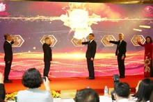 Представители двух сторон нажимают кнопку в знак официального открытия выставки.