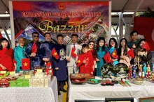 Сотрудники Посольства Вьетнама в Пакистане у вьетнамского стенда на благотворительной ярмарке «Charity Bazaar». (Фото: Посольство Вьетнама в Пакистане)