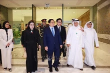 Исполняющий обязанности генерального директора Кувейтского фонда арабского экономического развития Уалид С. аль-Бахар встречает Премьер-министра и супругу. (Фото: ВИА)