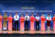 Делегаты разрезают ленту в знак открытия выставки. (Фото: ВИА)