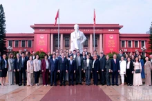 Делегаты фотографируются на память. (Фото: Фам Кыонг)