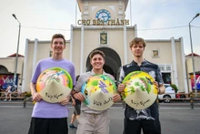 Туристы из Германии посещают город Хошимин. (Фото: Тхань Дат)