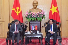 Товарищ Нгуен Суан Тханг проводит рабочую встречу с господином Алексеем Комиссаровым. (Фото: Фам Кыонг)