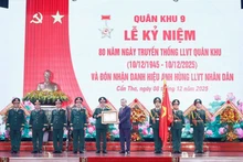 Генеральный секретарь То Лам, секретарь Центральной военной комиссии, вручает звание «Герой народных вооружённых сил» 9-му военному округу. (Фото: ВИА)