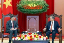 Генсекретарь То Лам принял директора Президентской академии РФ Алексея Комиссарова. (Фото: ВИА)