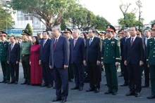 [Фото] Генеральный секретарь ЦК КПВ То Лам возложил цветы в память о павших бойцах 9-го военного округа