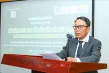 Постоянный заместитель председателя СЖВ Нгуен Дык Лой выступает с речью. (Фото: ВИА)