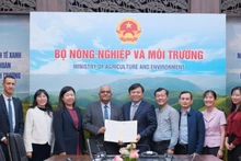 Заместитель министра сельского хозяйства и охраны окружающей среды Нгуен Хоанг Хиеп принимает письмо о подтверждении официальной помощи от АБР.