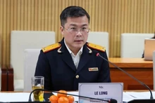 Заместитель начальника Налогового управления Ле Лонг на рабочей встрече.