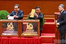 Председатель НС Чан Тхань Ман, Постоянный член Секретариата Чан Кам Ту и Заведующий Организационным отделом ЦК КПВ Ле Минь Хынг принимают участие в голосовании по выборам членов и кандидатов в члены ЦК КПВ XIV созыва.