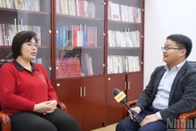 Китайский ученый Пань Цзинь’э (слева) беседует с постоянным корреспондентом газеты «Нянзан» в Китае.